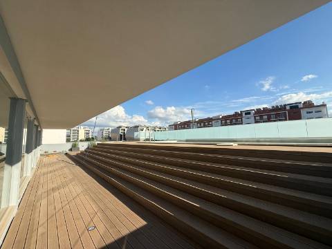 T3 com terraço e Box para 2 viaturas