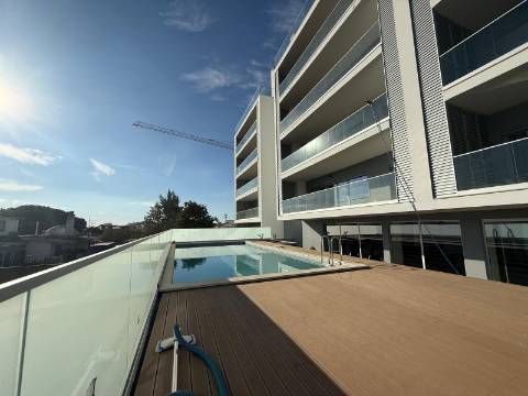 T3 com terraço e Box para 2 viaturas