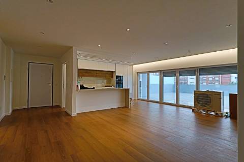 T3 com terraço e Box para 2 viaturas