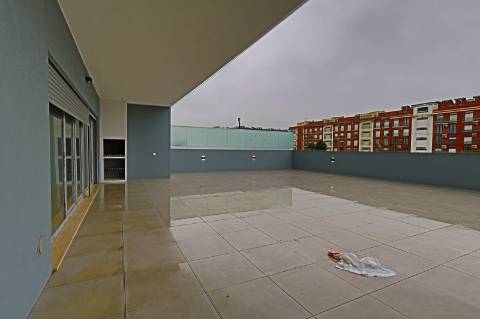 T3 com terraço e Box para 2 viaturas