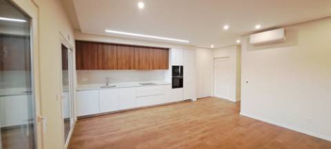 Estilo de Vida Urbano com 3 Suites e Isenção Total de IMT e IMI