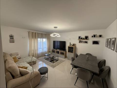 Apartamento T2 Semi-novo Bairro Gouveia