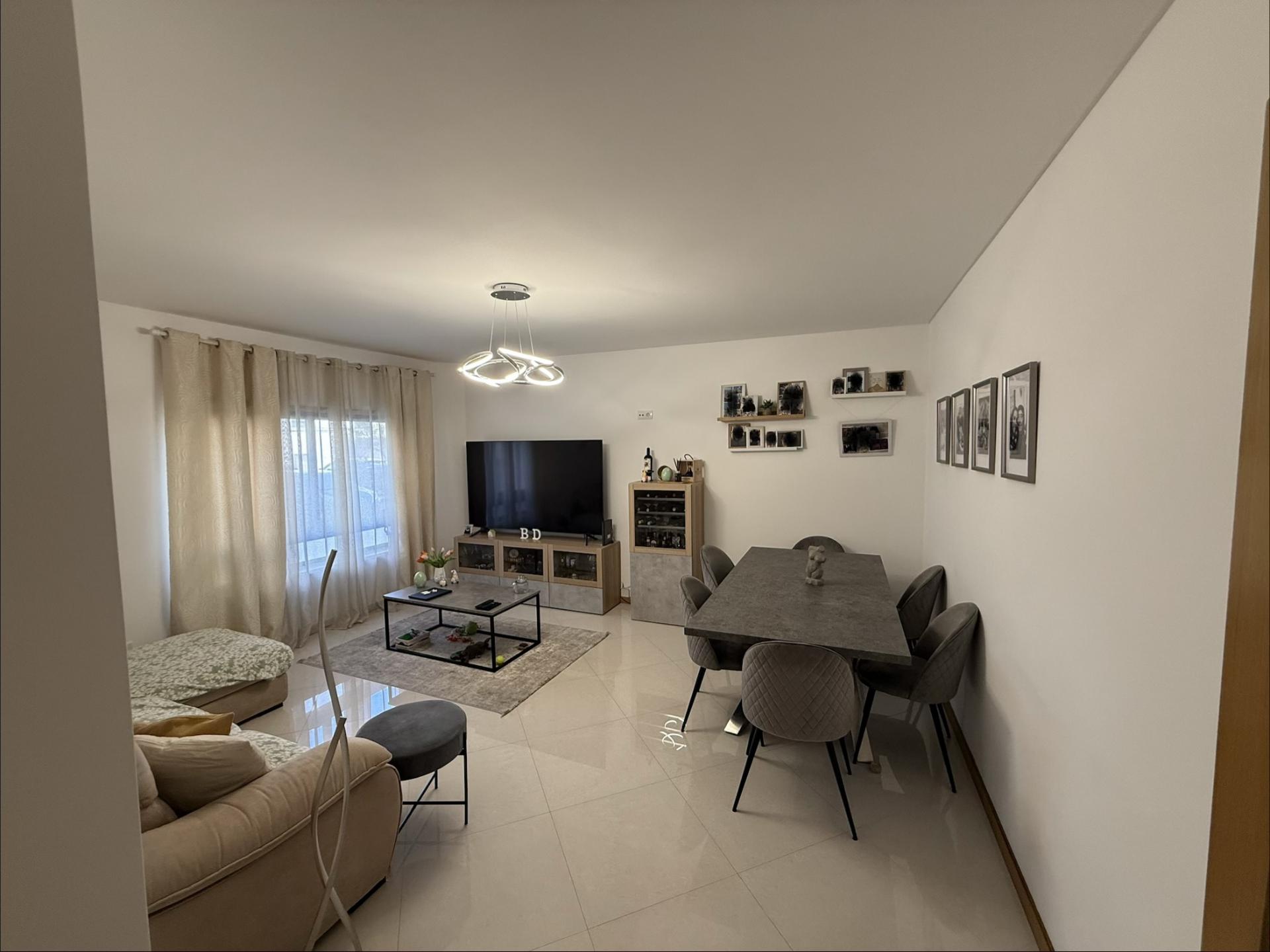Apartamento T2 Semi-novo Bairro Gouveia