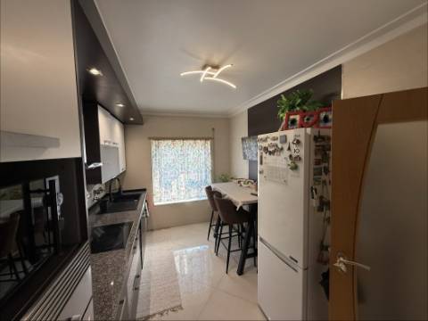 Apartamento T2 Semi-novo Bairro Gouveia