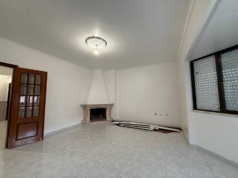 Apartamento T3 com arrecadação - Moita