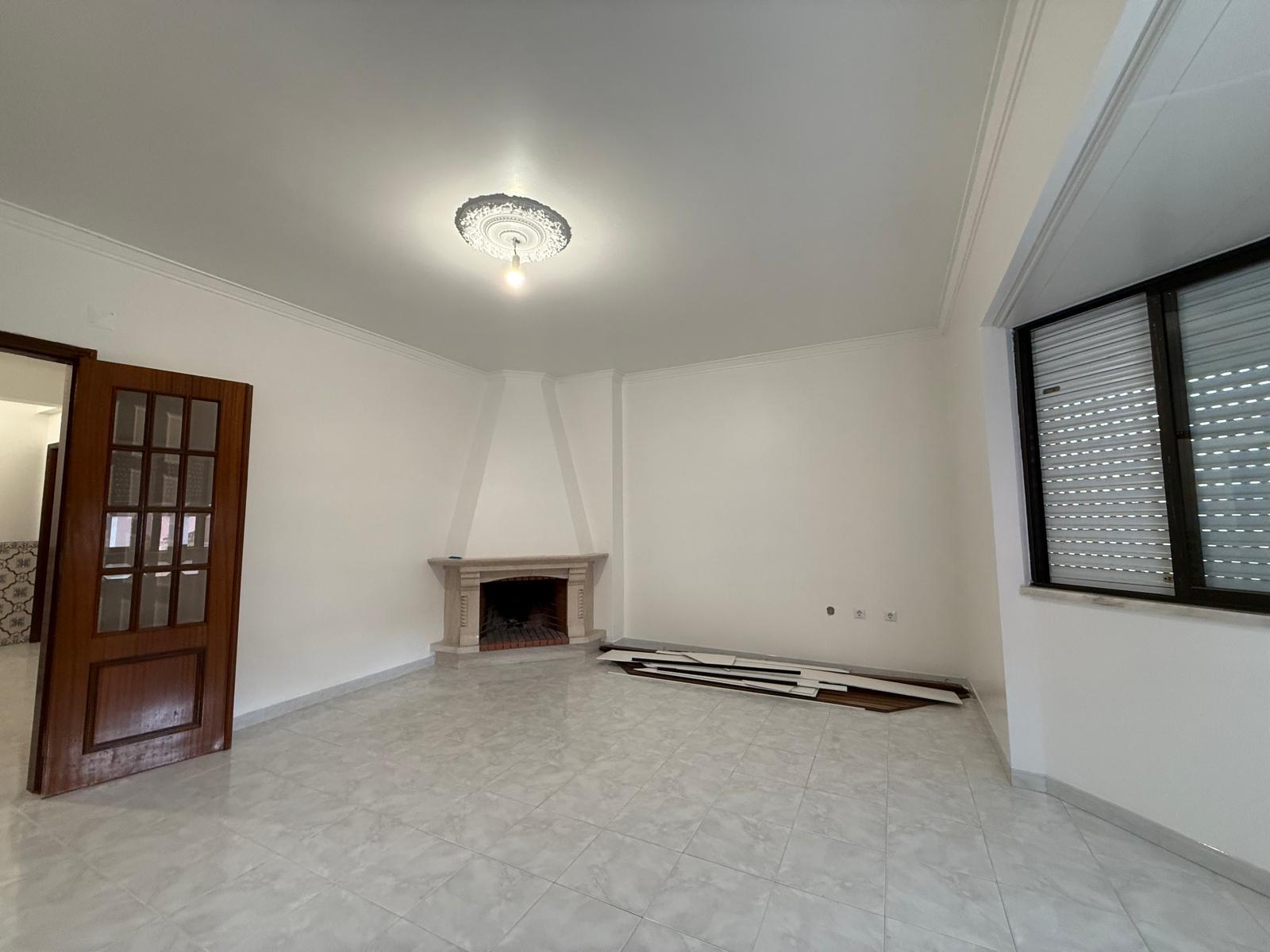 Apartamento T3 com arrecadação - Moita