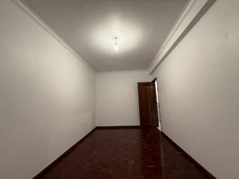 Apartamento T3 com arrecadação - Moita