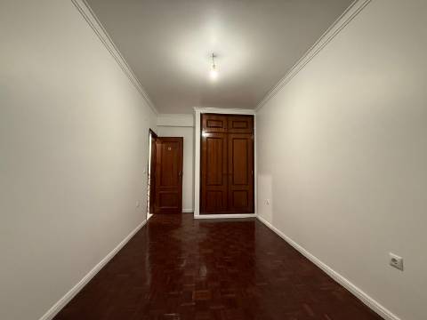 Apartamento T3 com arrecadação - Moita