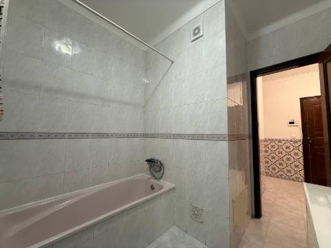 Apartamento T3 com arrecadação - Moita