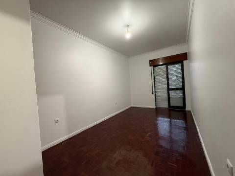 Apartamento T3 com arrecadação - Moita