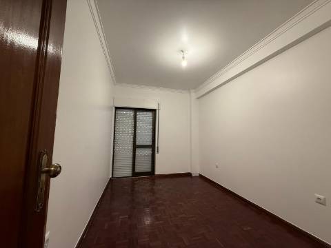 Apartamento T3 com arrecadação - Moita