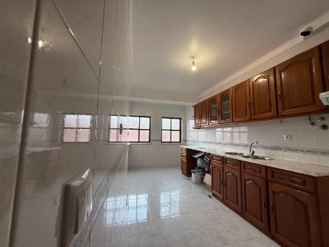 Apartamento T3 com arrecadação - Moita