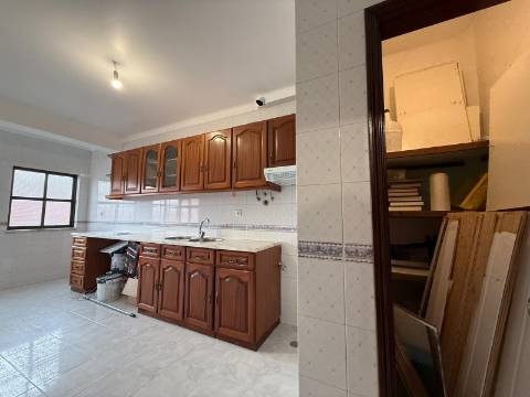 Apartamento T3 com arrecadação - Moita