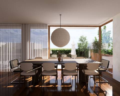 Moradia Isolada com Piscina em Zona Central