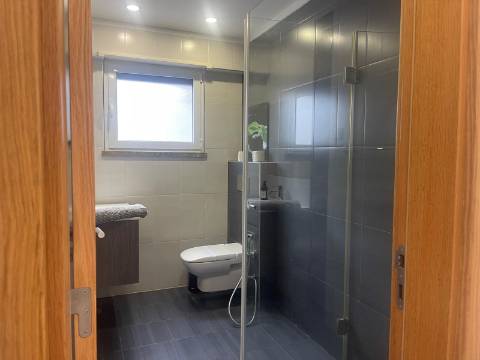 Boa localização central em Almada