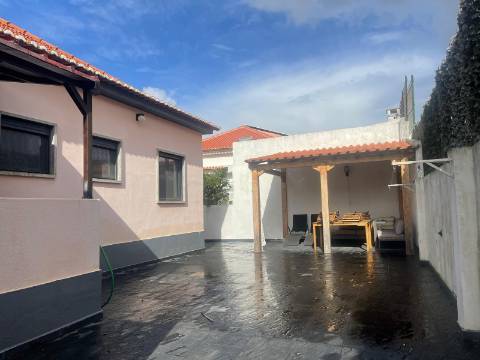 Boa localização central em Almada