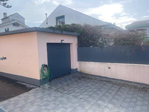 Boa localização central em Almada