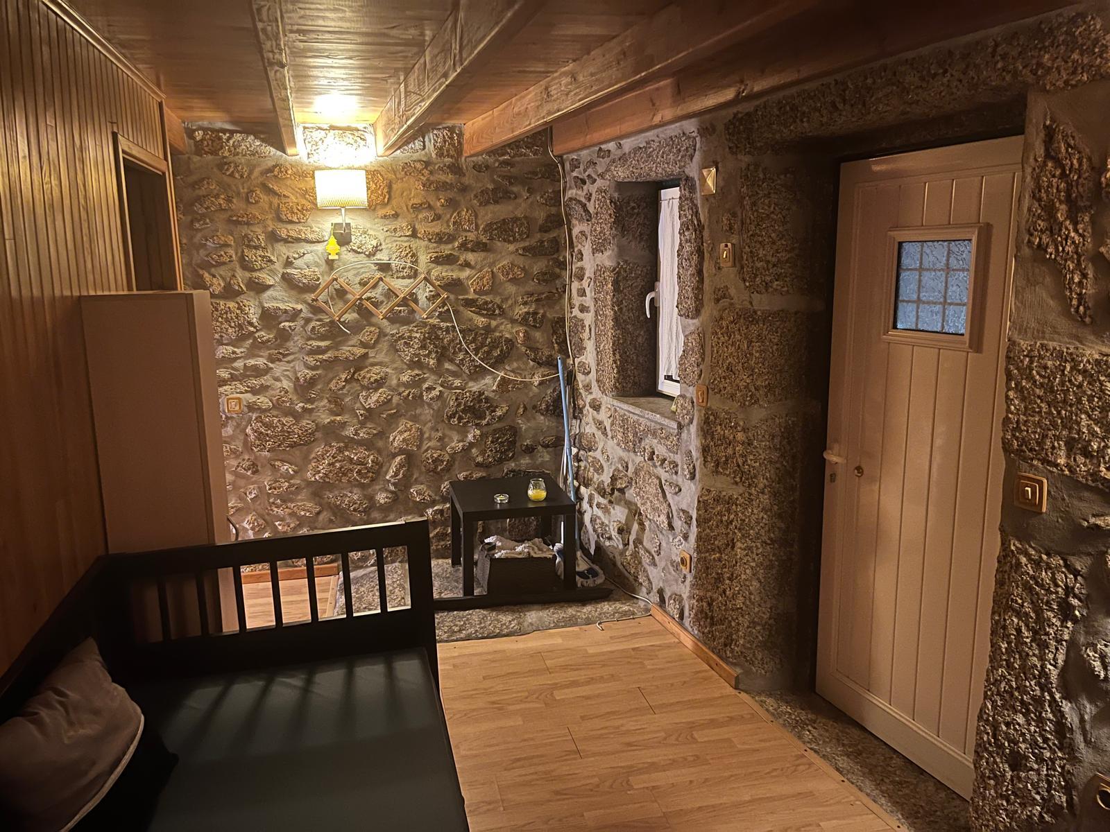 Excelente moradia T2 de pedra totalmente recuperada