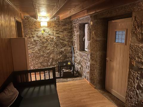 Excelente moradia T2 de pedra totalmente recuperada