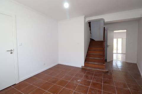 Moradia T4 RENOVADA - Dois Portos e Runa