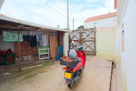 Moradia T4 com jardim - Barril