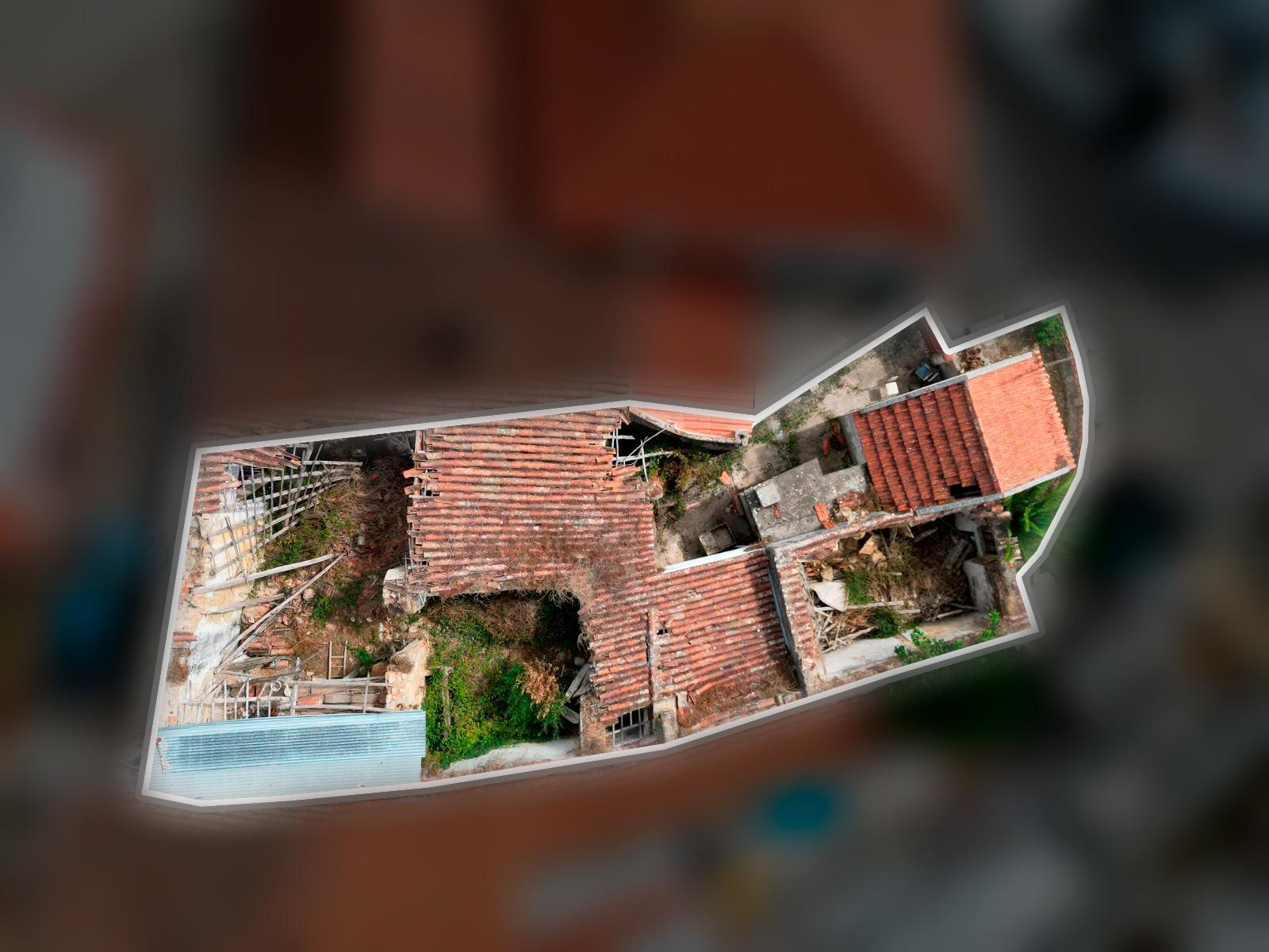 Ruina na Carvoeira com espaço exterior