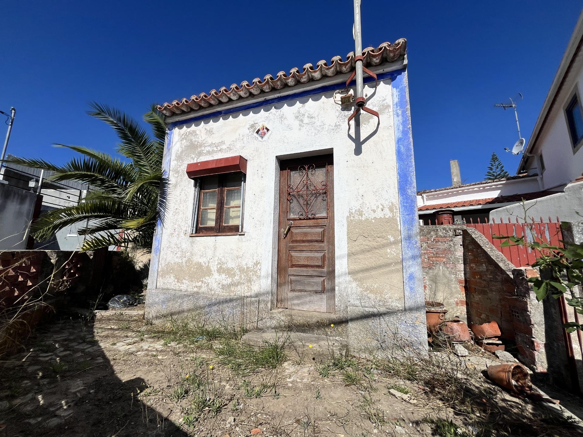 Ruina na Carvoeira com espaço exterior