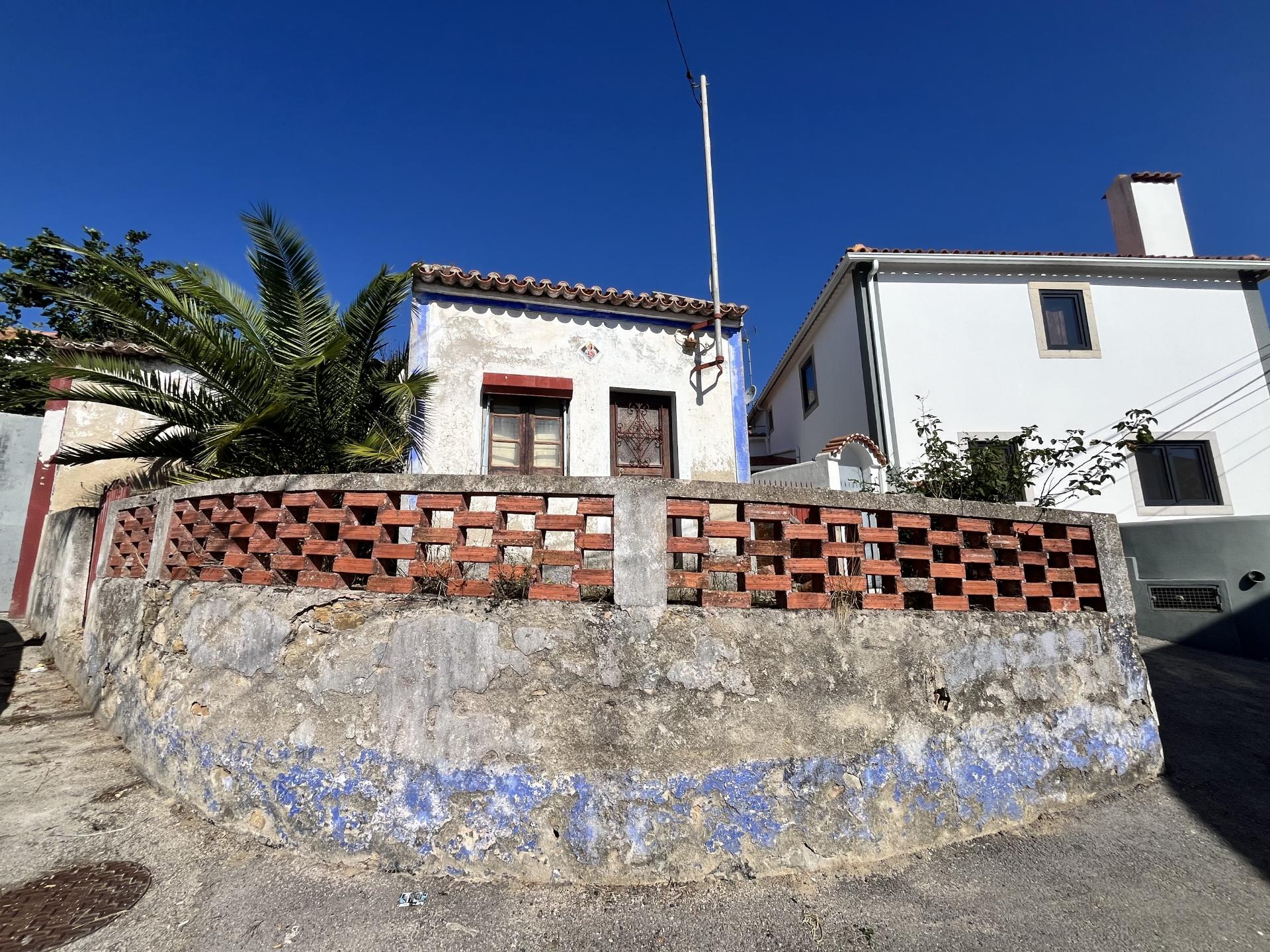 Ruina na Carvoeira com espaço exterior