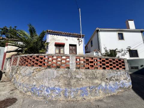 Ruina na Carvoeira com espaço exterior