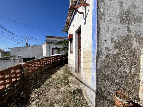 Ruina na Carvoeira com espaço exterior