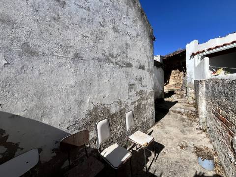 Ruina na Carvoeira com espaço exterior