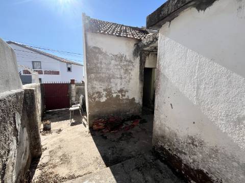 Ruina na Carvoeira com espaço exterior