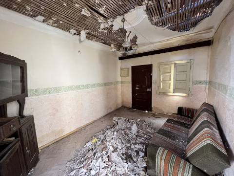 Ruina na Carvoeira com espaço exterior