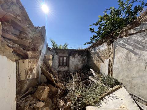 Ruina na Carvoeira com espaço exterior