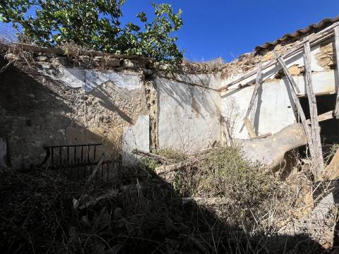 Ruina na Carvoeira com espaço exterior