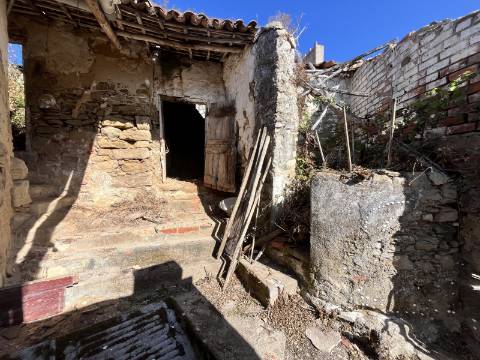 Ruina na Carvoeira com espaço exterior