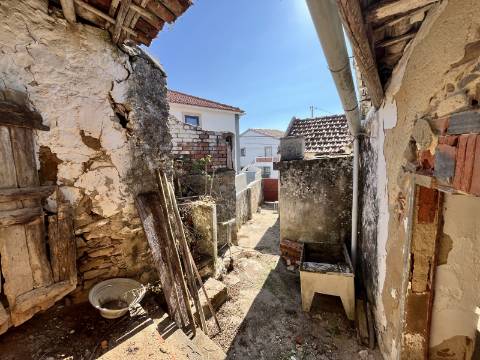 Ruina na Carvoeira com espaço exterior