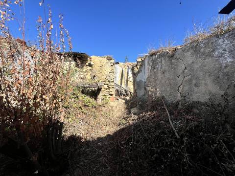 Ruina na Carvoeira com espaço exterior