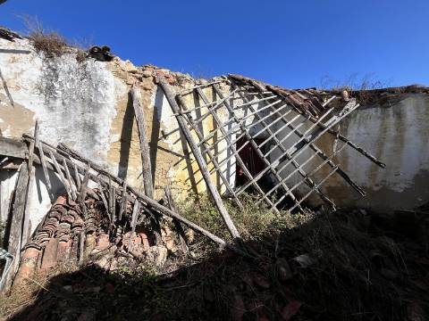 Ruina na Carvoeira com espaço exterior