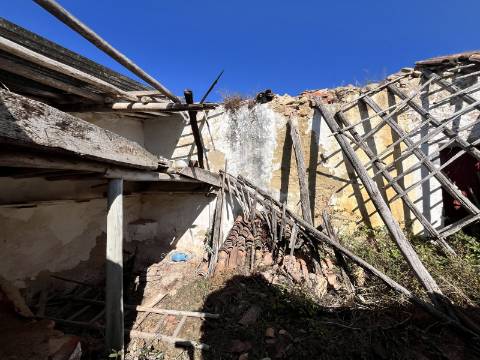 Ruina na Carvoeira com espaço exterior