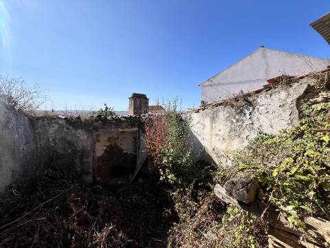 Ruina na Carvoeira com espaço exterior