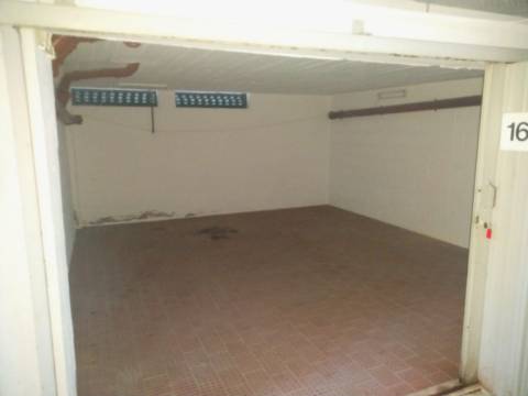 Garagem 24,30 m² - Vila Real de Santo Antônio - Faro