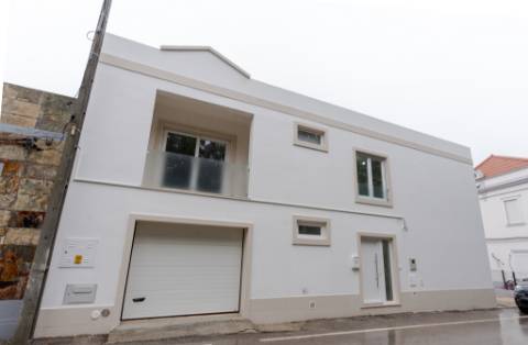 MORADIA T3 REMODELADA C/ GARAGEM | ESTRADA DAS MACHADAS