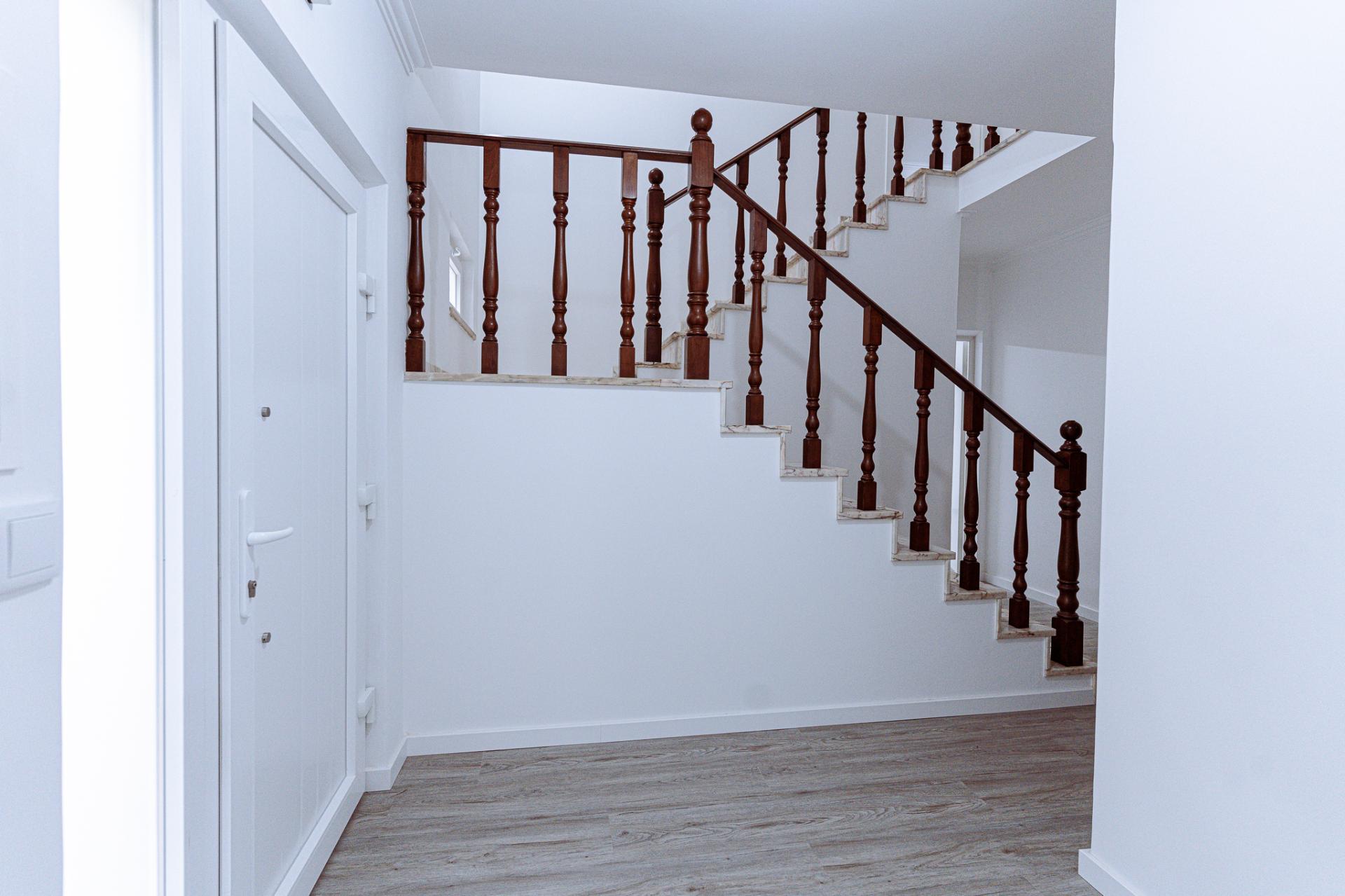 MORADIA T3 REMODELADA C/ GARAGEM | ESTRADA DAS MACHADAS