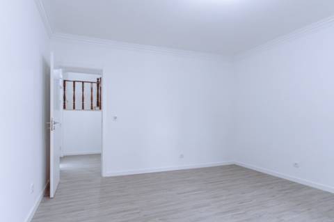 MORADIA T3 REMODELADA C/ GARAGEM | ESTRADA DAS MACHADAS