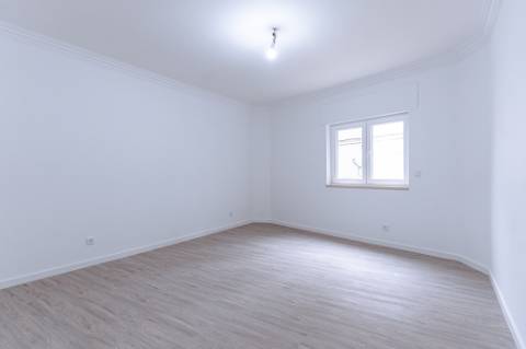 MORADIA T3 REMODELADA C/ GARAGEM | ESTRADA DAS MACHADAS