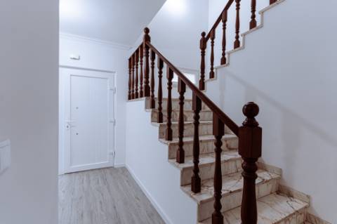 MORADIA T3 REMODELADA C/ GARAGEM | ESTRADA DAS MACHADAS