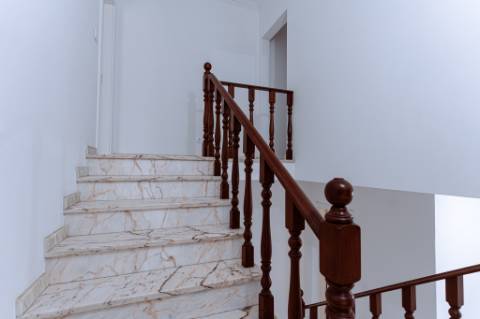 MORADIA T3 REMODELADA C/ GARAGEM | ESTRADA DAS MACHADAS