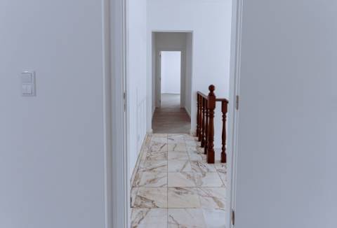 MORADIA T3 REMODELADA C/ GARAGEM | ESTRADA DAS MACHADAS