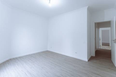 MORADIA T3 REMODELADA C/ GARAGEM | ESTRADA DAS MACHADAS